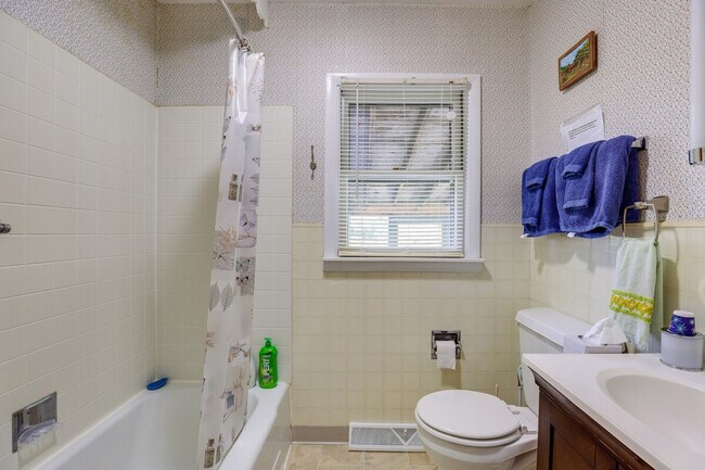 Building Photo - 2 Deo St