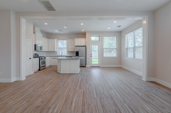 Building Photo - 118 Cheswood Manor Drive