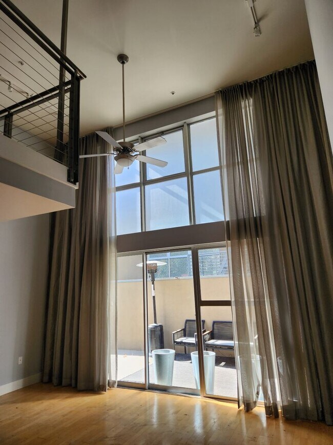 Building Photo - Epic REA/Azari PM: Private Oasis, 1 BR/ 1....