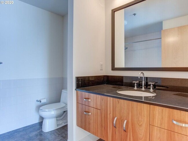 Building Photo - Elizabeth Tower Condo in the Pearl