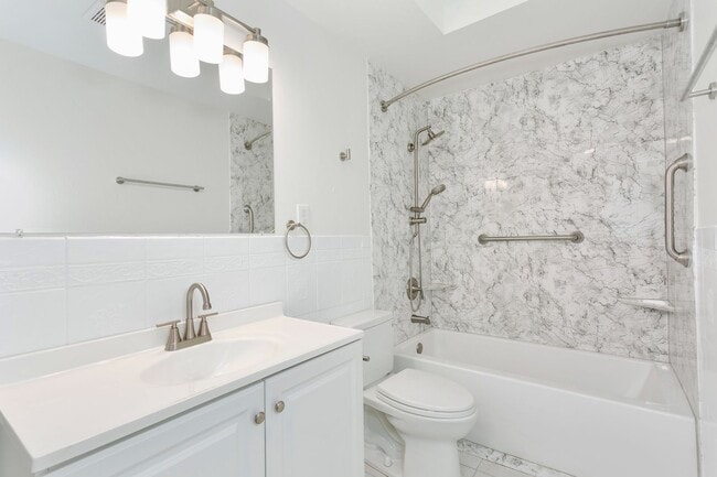 Building Photo - Remodeled Tacoma Duplex with Solar Panels & Fenced Yard **$500 OFF FIRST MONTHS RENT**