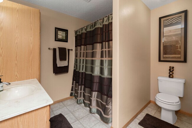 Large bathroom with massive oversized tub - 998 38 1/2 Ave W