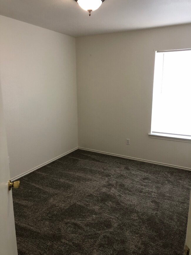 Building Photo - 1205 Village Garden Dr