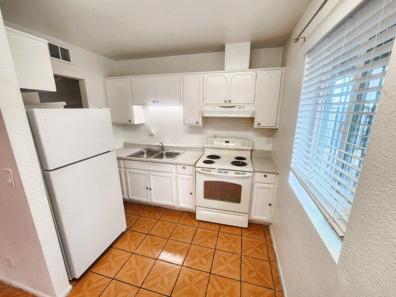 Building Photo - 305 N 93rd St