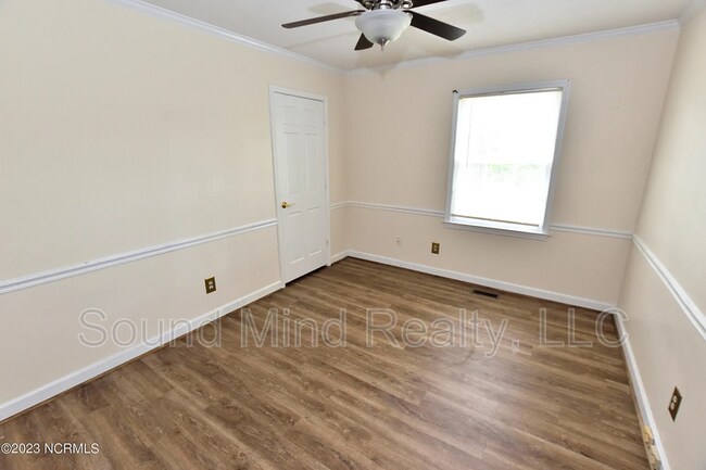 Building Photo - 1633 Country Club Rd