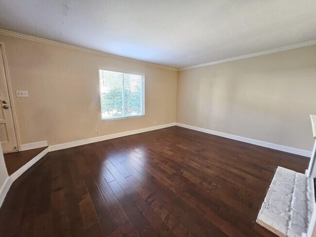 Building Photo - Lovely updated 3 bedroom, 2 bath condo