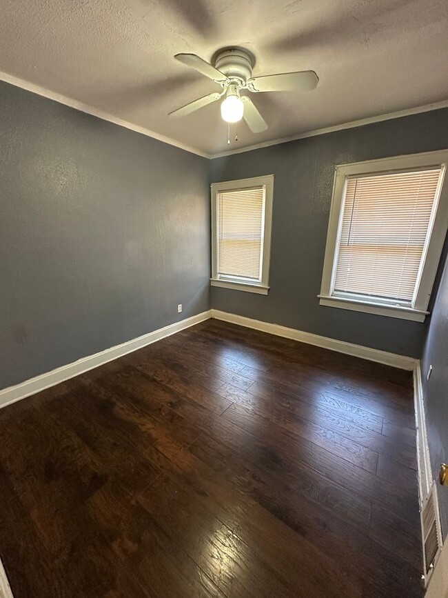 Building Photo - 2 Bedroom 1 Bath
