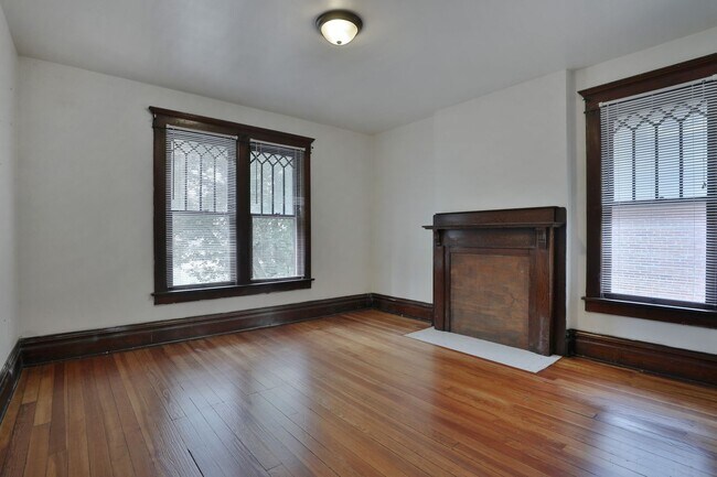 Building Photo - 1611 Summit St