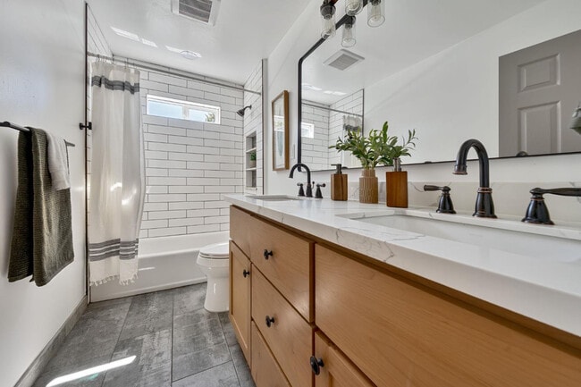 Building Photo - 424 Stanford Ave