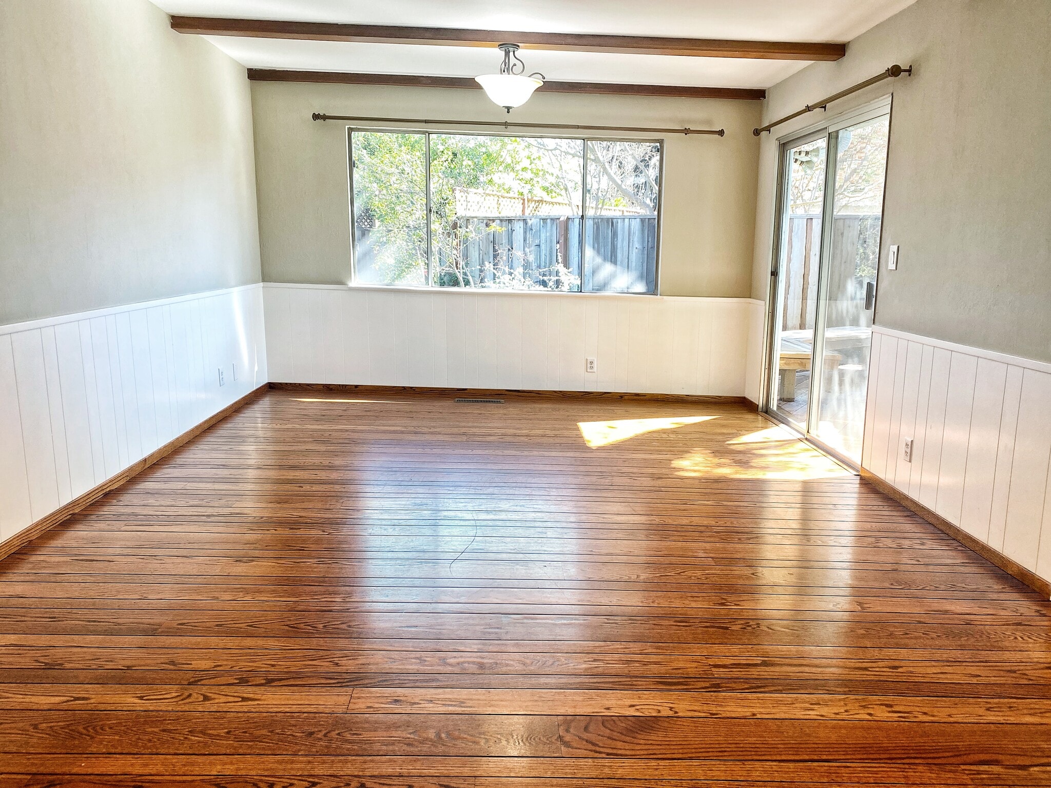 Bright, large dining room - 315 Victoria Plz