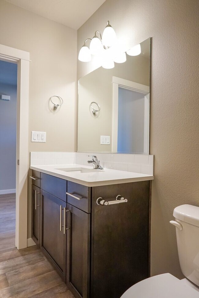 Building Photo - 3 bedroom 2 bath -3 car garage!