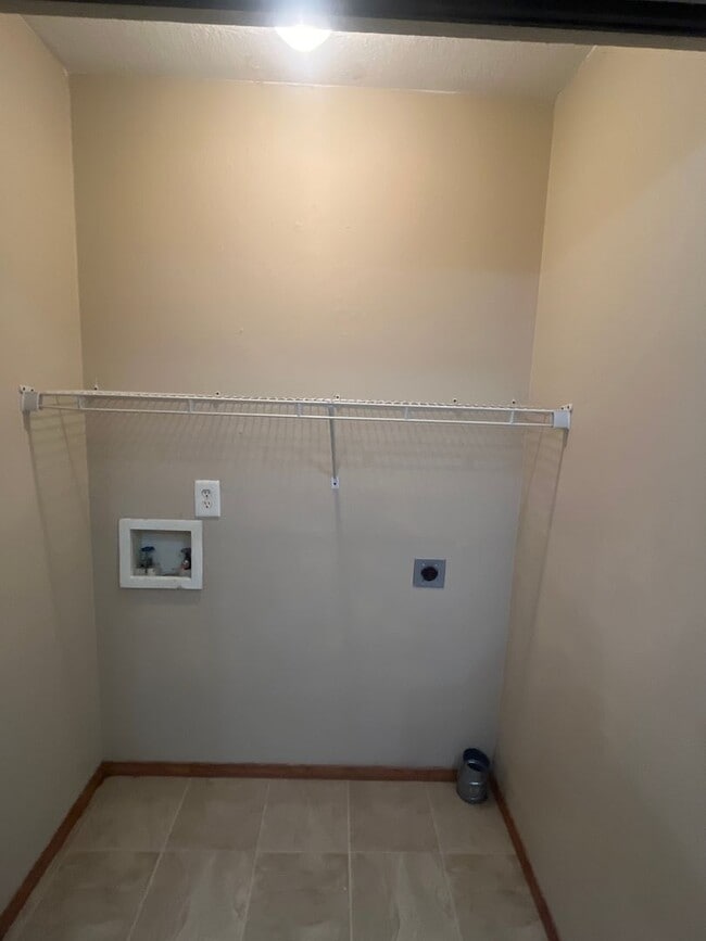 Building Photo - Check this out!!! Great duplex ready for y...