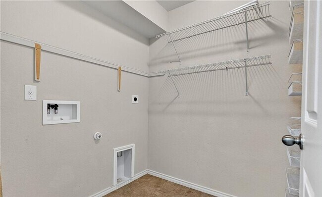 Building Photo - 4 bedroom 2 bathroom house! HOUSING ACCEPTED! MOVE-IN SPECIAL!!