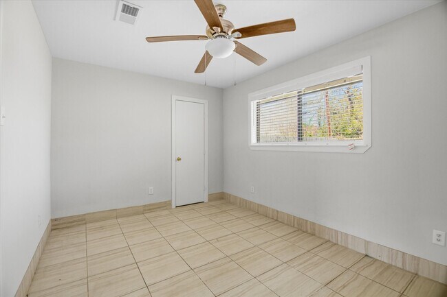 Building Photo - 501 Ladd St