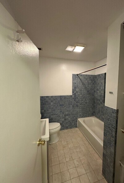 Building Photo - 15 Lake Shore Ct