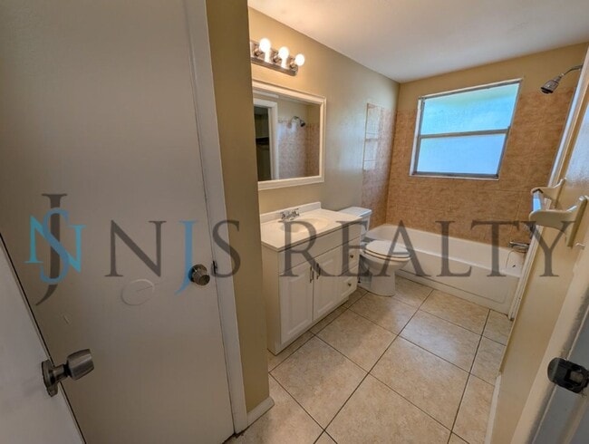 Building Photo - JUST REDUCED!!!  Large 2/2/1 1060 sq ft home with INDOOR LAUNDRY, a full garage, updated kitchen ...