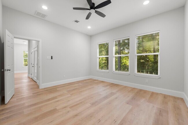 Building Photo - 3532 White Oak Point Dr