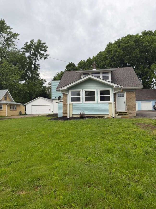 Building Photo - Spacious 4 Bedroom in Independence with Updated Kitchen and Built In Charm