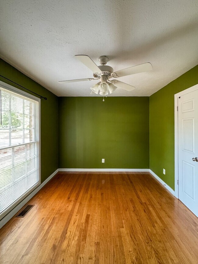 Building Photo - Charming 3 Bed 2 Bath Fayetteville Home with Fenced Yard