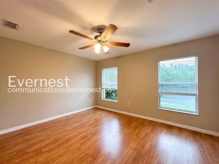 Building Photo - 3435 Village Green Ct