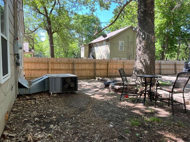 Building Photo - 3 Bedroom for Lease June 1