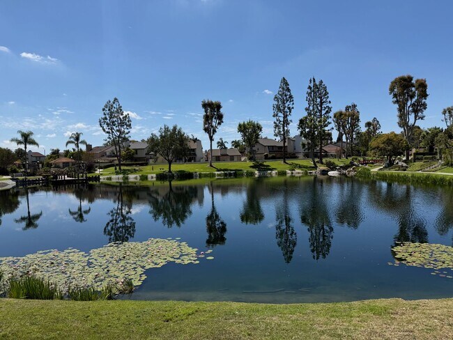 Building Photo - Lakeview Townhouse - 2 Bed / 1 ½ Bath