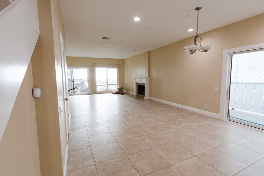 Building Photo - 10933 Wellworth Ave