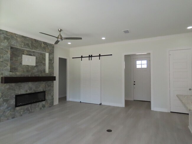 Building Photo - Luxurious, Built in 2024!  3 Bedroom, 2 Ba...
