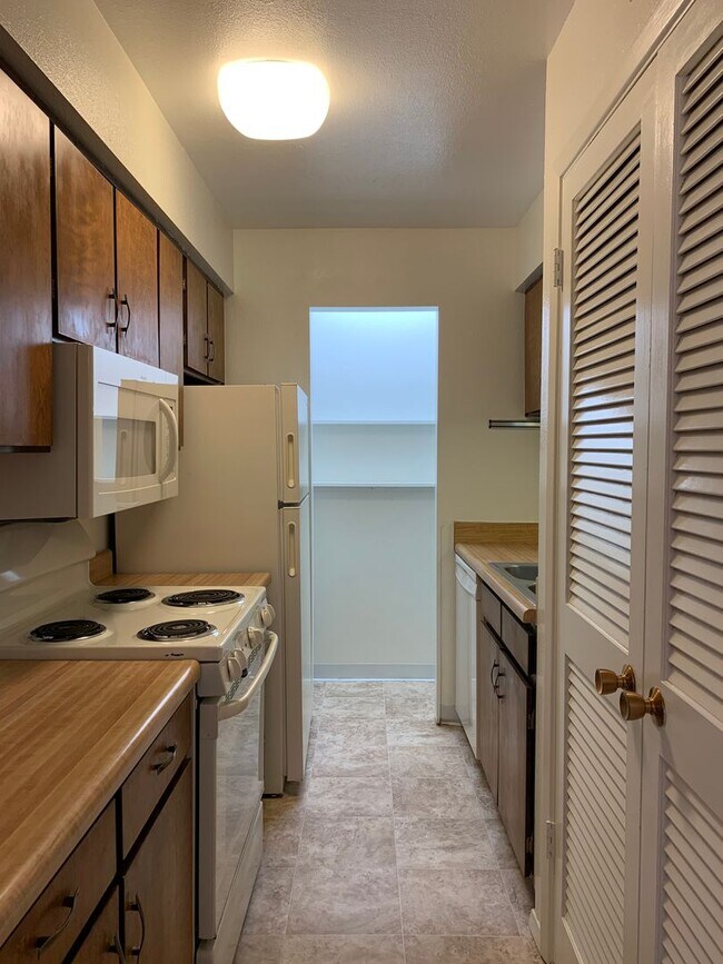 Building Photo - Lovely 2 Bedroom, 2 Bath Condo In The NE!