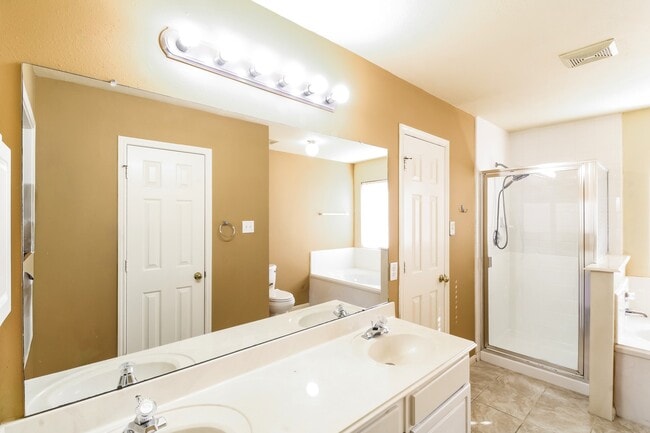 Building Photo - 4342 Lakewood Dr