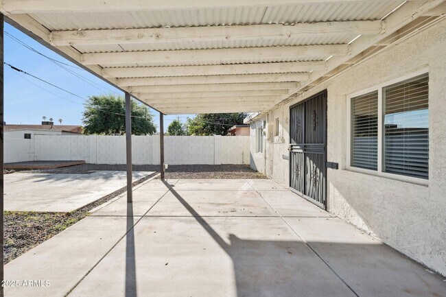 Building Photo - 3331 E Oak St
