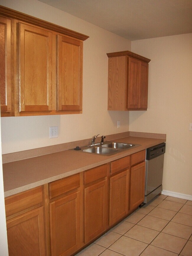 Building Photo - 3 Bed 2 Bath 2 Car Garage in College Park ...