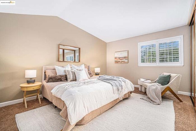 Building Photo - 1022 Village Dr