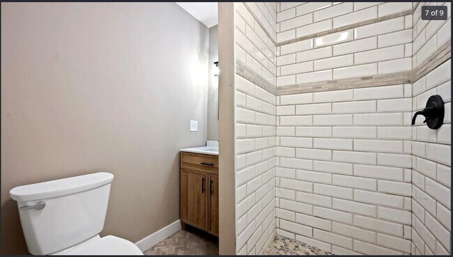 Building Photo - 5 Monmouth St