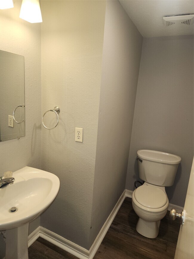 Building Photo - 20123 Beechview Ln