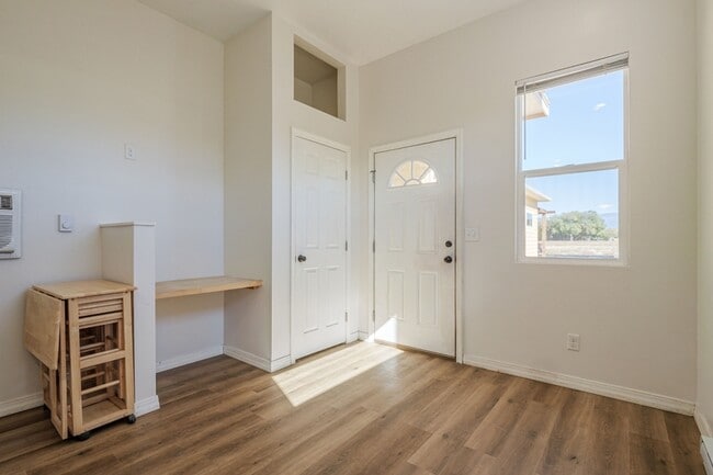 Building Photo - 303 Mountain View St