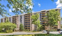Building Photo - Bright And Luxurious 1 Bed 1 Bath Condo In Amenity-filled Woodlake Towers