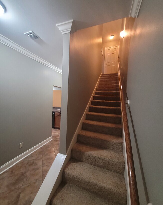 Building Photo - 8 Townhouse Cv