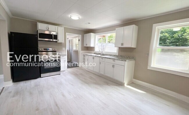 Building Photo - 3 Bed/1 Bath Home with Off-Street Parking / Available Now!
