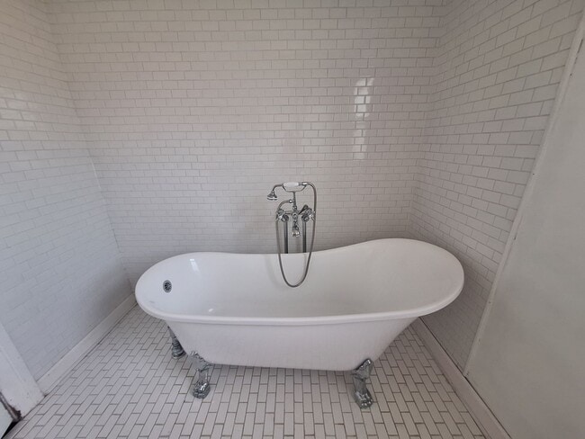 Building Photo - Come see your new home!