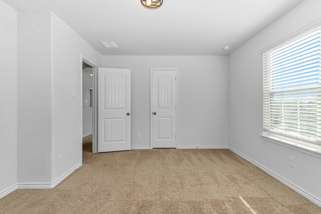 Building Photo - Modern 4 Bdrm Fort Worth Home for Rent- Zi...