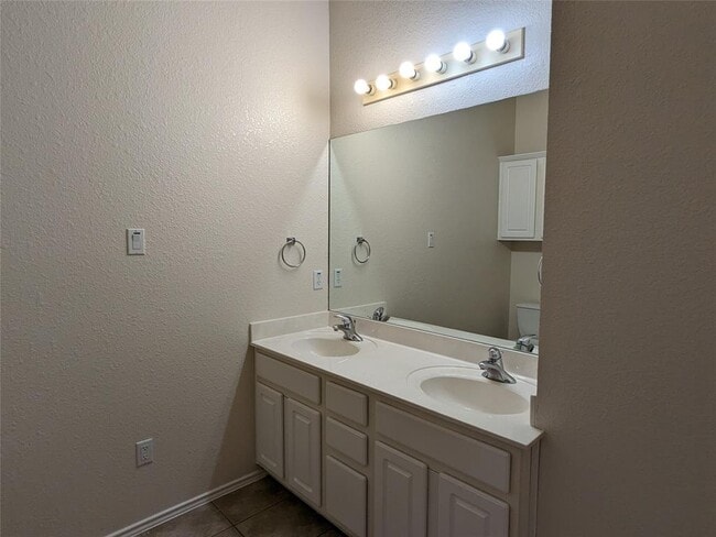 Building Photo - 16100 S Great Oaks Dr