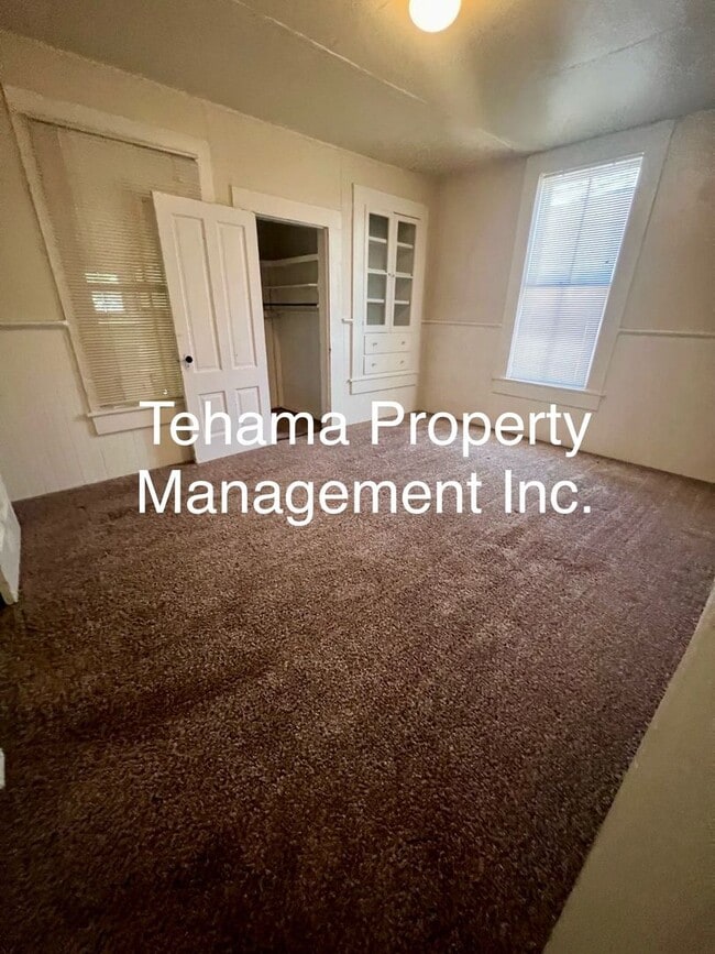 Building Photo - Victorian downtown location 3 bedroom 1 bath