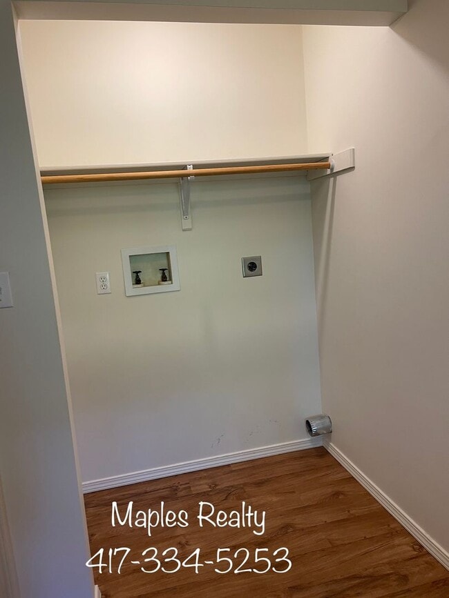 Building Photo - 2 bedroom / 1 bathroom apartment