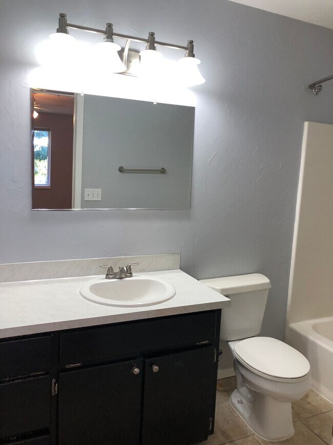 Building Photo - Modern and spacious 2 bedroom condo with bonus room!