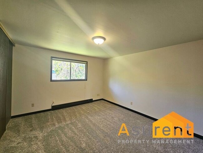 Building Photo - Charming 2-Bedroom 4-plex in Prime Ashland Location Available Now!