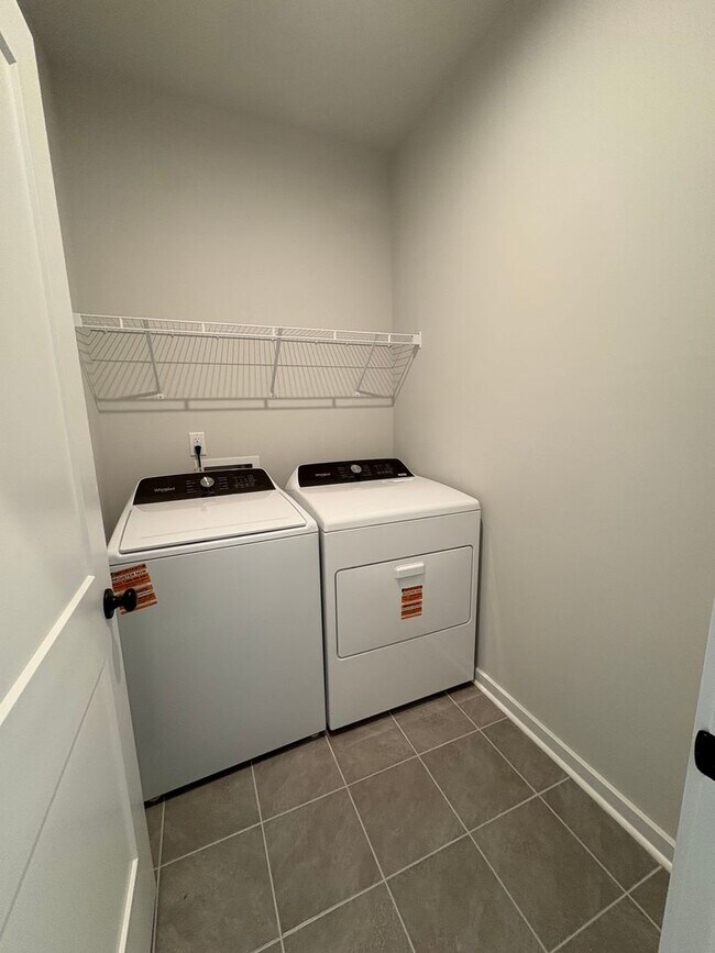Building Photo - New Construction 3BR/2.5 BA in Griffith Lakes