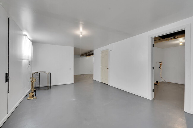 Building Photo - $2,200 - 3 Bed 3 Bath Home with 2 Primary ...