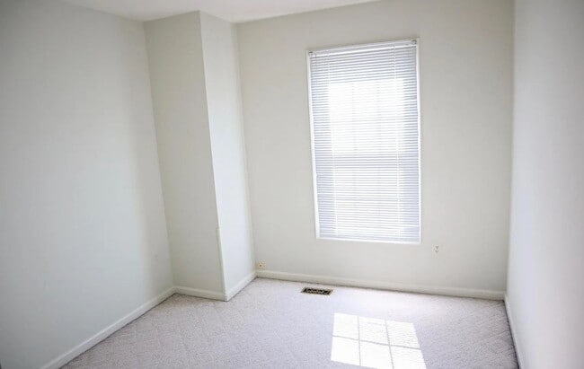 Building Photo - Fantastic 3 BR/2.5 BA Townhome minutes from Rio Lakefront. Ready Mid-May