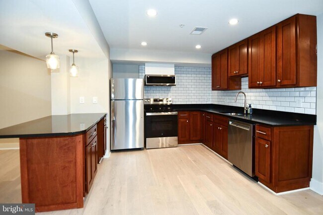 Building Photo - 901 Lawrence St NE